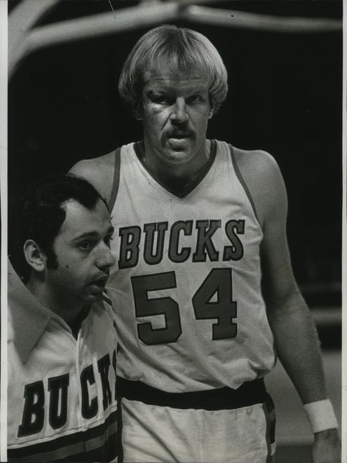 Bucks center Kent Benson needs help walking off the MECCA floor in 1977 after getting punched by the Lakers' Kareem Abdul-Jabbar.